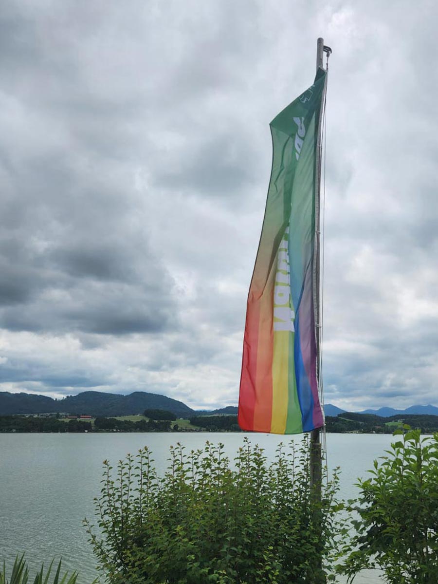 Wallerseehaus2 Naturfreunde Pride Flagge mit Ausblick auf den Wallersee