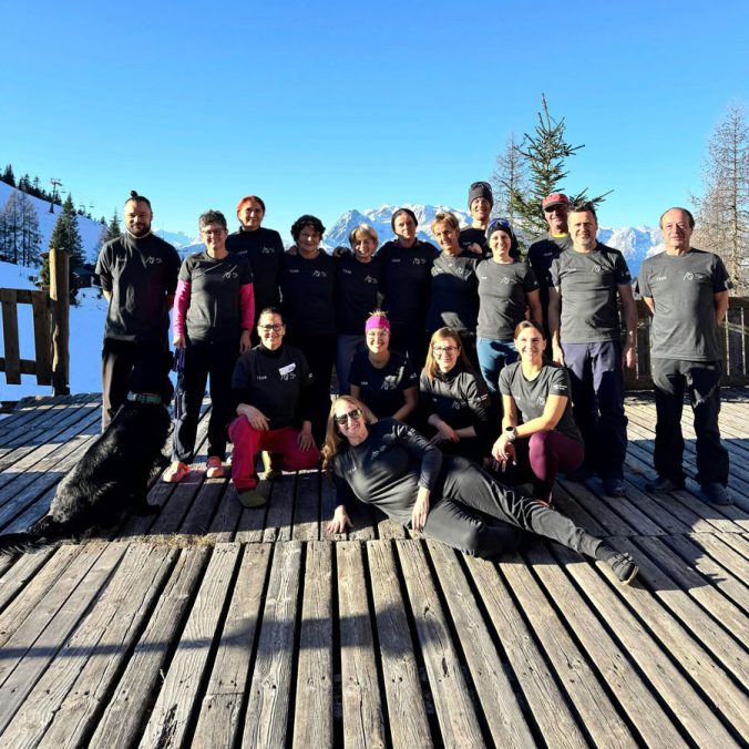 Mit großer Vorfreude und bester Stimmung fiel der Startschuss zur Wintersaison 2025/2026 beim traditionellen Hüttendienst-Treffen am Anton-Proksch-Haus. Ein Wochenende voller Gemeinschaft, Austausch und neuer Ideen, das richtig Lust auf die kommenden Monate macht.