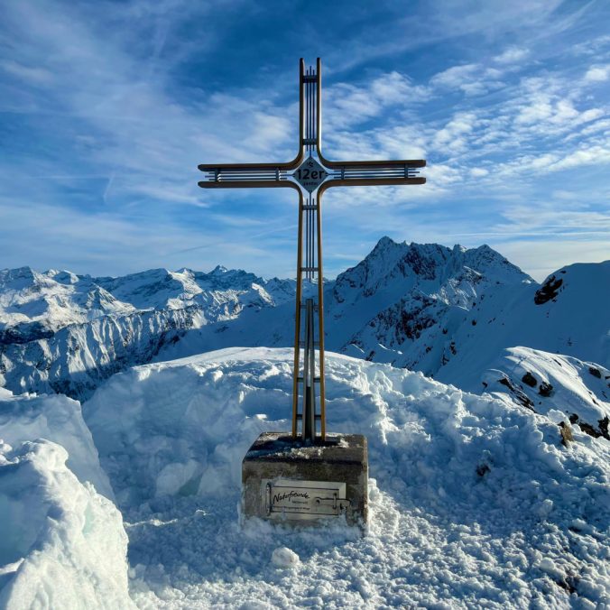 Ein Projekt mit Herzblut: Am Zwölferkogel wurde 2025 ein neues Gipfelkreuz errichtet, getragen von Teamgeist, Präzision und echter Bergleidenschaft. Vom ersten Entwurf bis zur Montage bei Schnee und Wind.