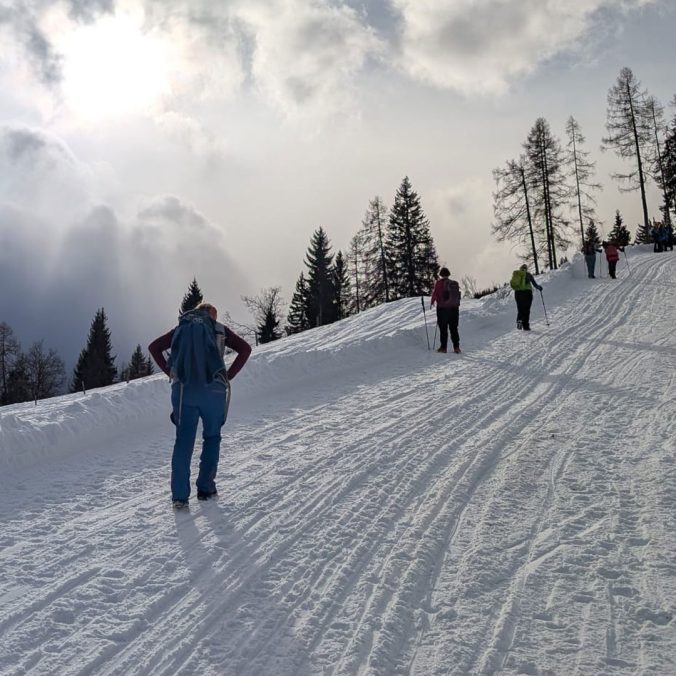 Spontan umgeplant und belohnt mit einer stimmungsvollen Tour: Sonne, Nebel und Schneeflocken begleiteten den Aufstieg zur Kleinarlerhütte im Pongau. Trotz Schneemangel ein lohnender Winterausflug mit Grödeln und das ganz ohne Auto.
