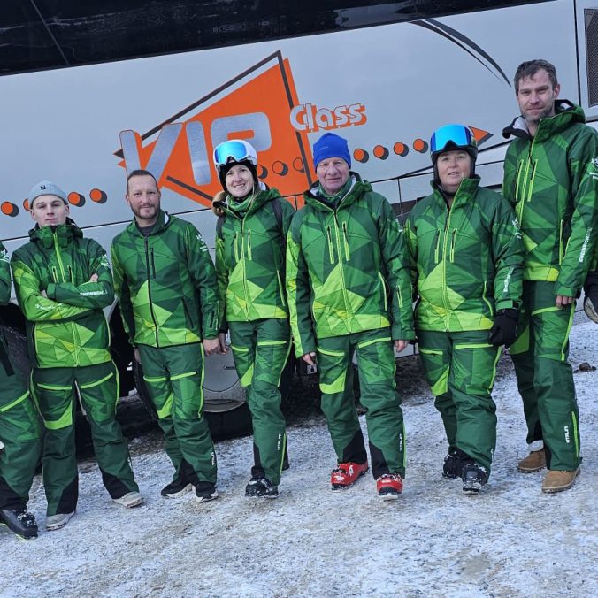 Über 80 Kids (6–16) lernen in kleinen Gruppen mit Spaß & Fortschritt. Unser LehrerInnen Team zeigt Farbe in neuen Naturfreunde Grün Skianzügen von Vitalini. Bilder und Video im Blog.