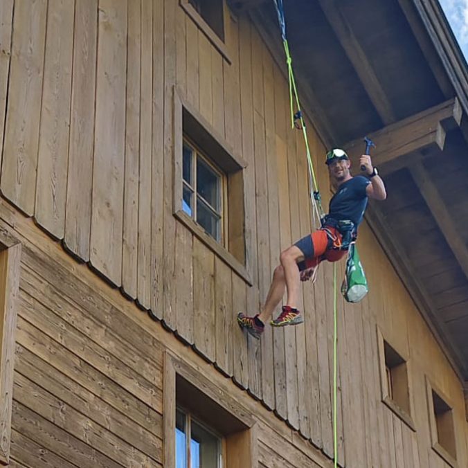 Ein außergewöhnlicher Arbeitseinsatz am Anton-Proksch-Haus: Mit professioneller Kletterausrüstung wurden schwer erreichbare Fenster gereinigt. Erfahre mehr über die Aktion und das Naturfreundehaus in Werfenweng.