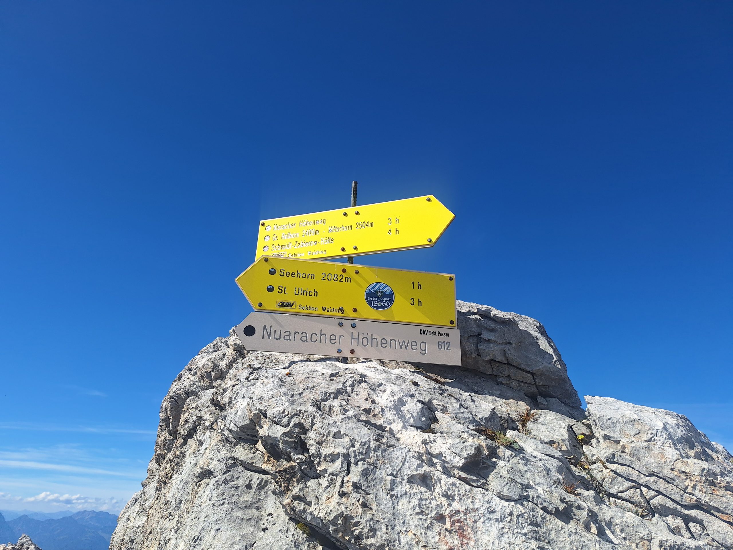 Wegweiser – Nuaracher Höhenweg