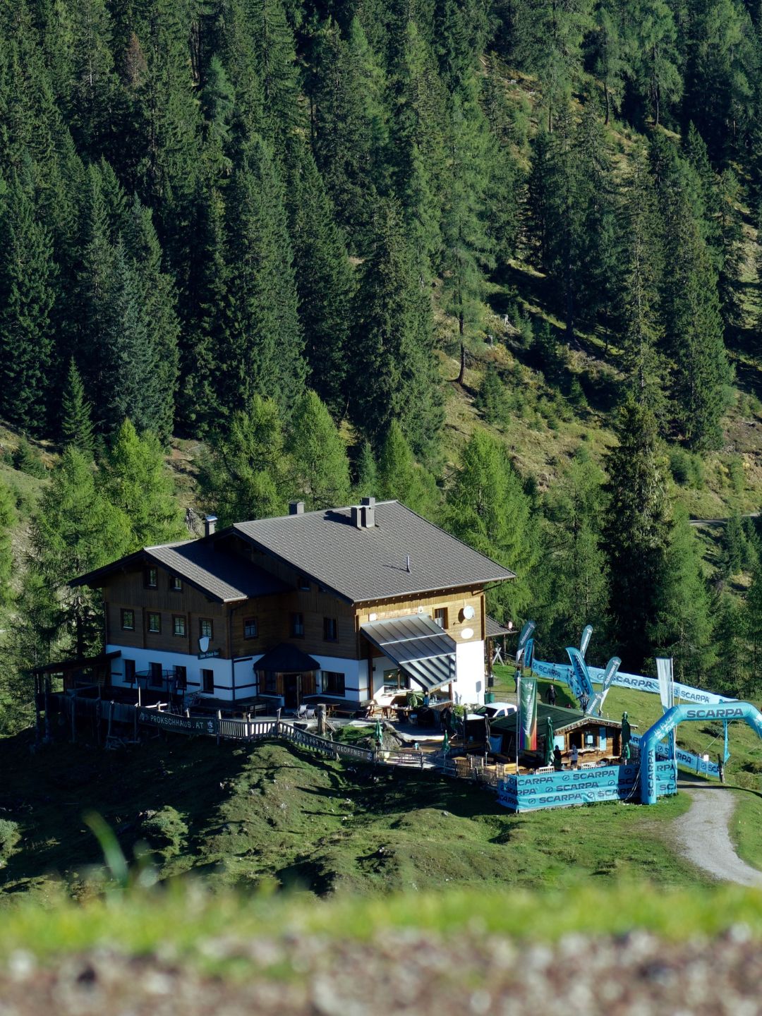 Anton-Proksch-Haus mit Cheering Zone beim Alpin Team Trail 2026 in Werfenweng Das Anton-Proksch-Haus der Naturfreunde Salzburg in Werfenweng mit aufgebauter Cheering Zone beim Alpin Team Trail 2026