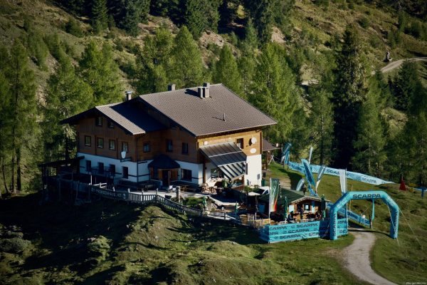 Anton-Proksch-Haus mit Cheering Zone beim Alpin Team Trail 2026 Das Anton-Proksch-Haus der Naturfreunde Salzburg mit Cheering Zone beim Alpin Team Trail 2026 in Werfenweng