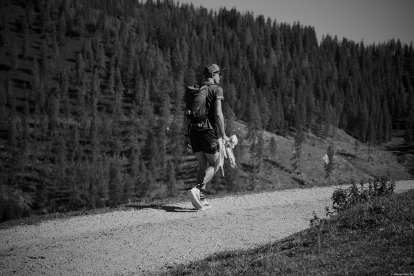 Trailrunner auf Forstweg schwarz-weiß Alpin Team Trail 2026 Schwarz-Weiß-Aufnahme eines Trailrunners auf einem Forstweg beim Alpin Team Trail 2026 in Werfenweng