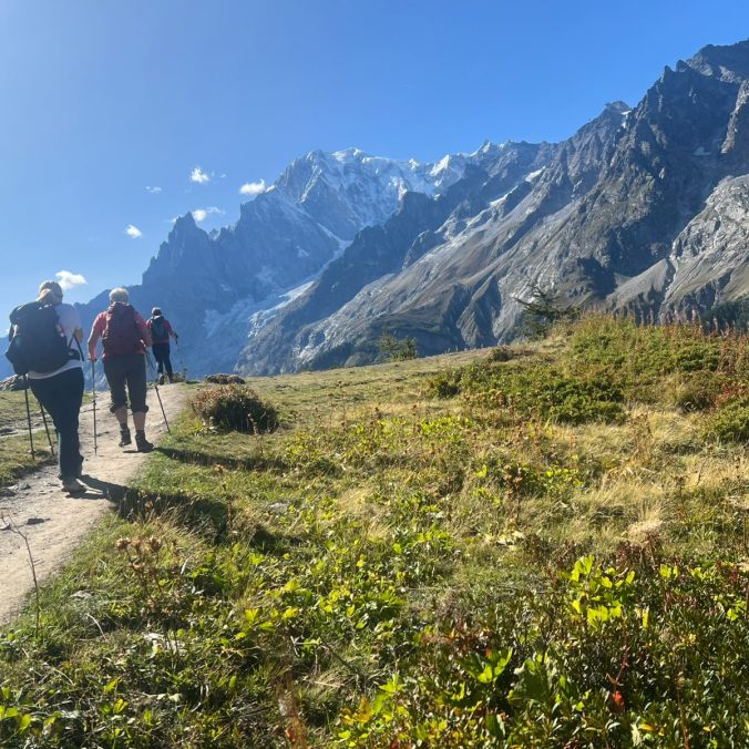 Unsere Wanderwoche im Aostatal: 45 Naturfreund/innen, Quartier in Pila auf 1.800 m mit Mont-Blanc-Blick und Touren rund um Aosta, Cogne und Courmayeur – bis zur Punta Helbronner.